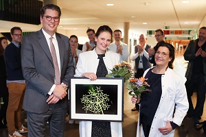 Dr. Kerstin Lommel (r.i.B.) und Prof. Dr. Henning T. Baberg überreichen Dr. Julia Berg den Preis für den besten Vortrag. (Foto: Thomas Oberländer | Helios Kliniken)