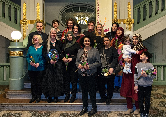 Gemeinsam mit den Nominierten bei der Preisverleihung: Renate Laurentius  (Untere Reihe auf der Treppe, 2. v. links) (Foto: Sascha J. Bachmann)