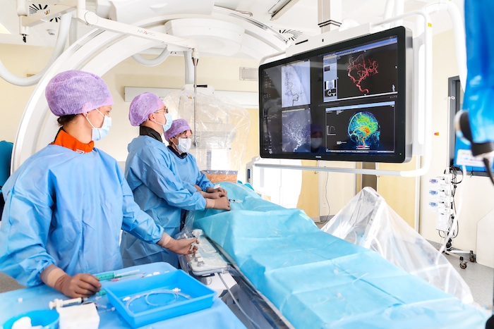 Akutversorgung beim Schlaganfall in der Angiographie - Team Prof. Dr. med. Marius Hartmann (Foto: Thomas Oberländer/Helios Kliniken)