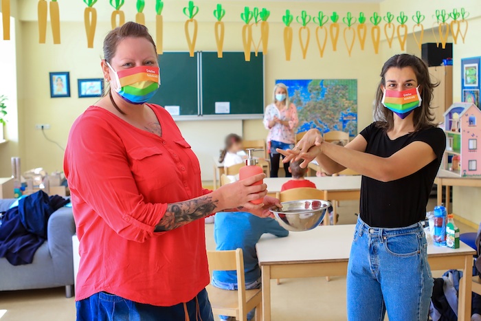 Nadin Frankenstein und Anne-Kathrin Paape geben Tipps für die richtige Händehygiene in Schulen (Thomas Oberländer | Helios Kliniken)