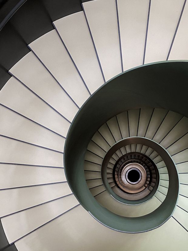 This spiral staircase at BIMSB represents that gene expression of the cell cycle moves along a spiral on a hollow cylinder when it is combined with additional biological processes. Foto: Valentin Popescu, MDC