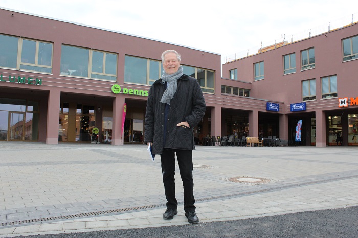 Schlosspark-Manager Peter Scholz vor dem Neubau. Der Platz soll mit Marktständen belebt werden