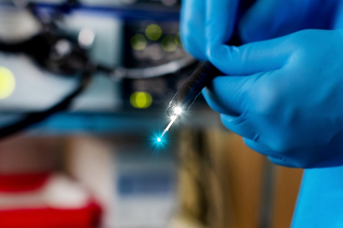 Die Untersuchung mittels confokaler Laser-Endomikroskopie wird vorbereitet (Foto: Thomas Oberländer/Helios Kliniken)