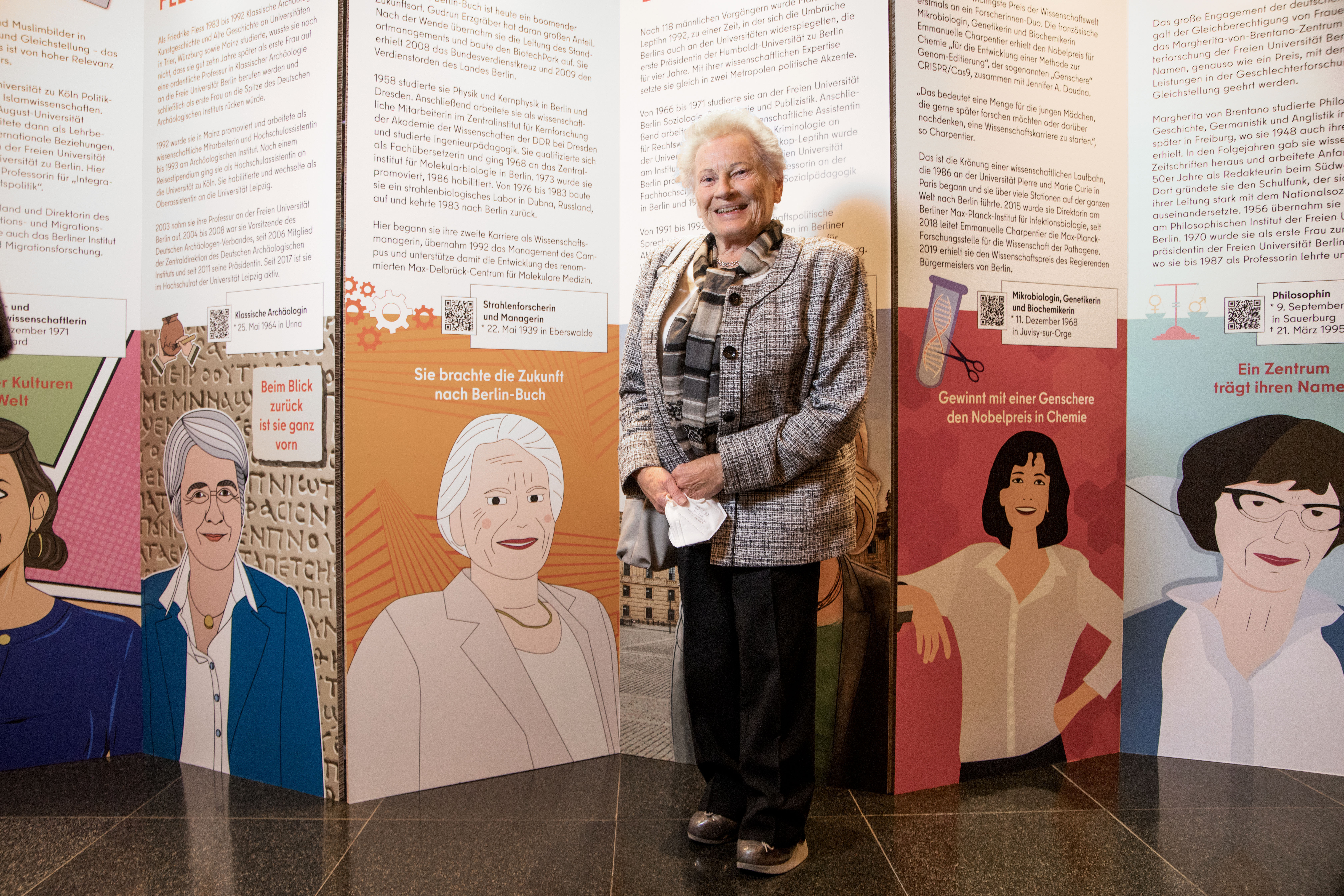 Gudrun Erzgräber vor ihrem Porträt in der Ausstellung „Berlin – Hauptstadt der Wissenschaftlerinnen“ © Sabine Gudath