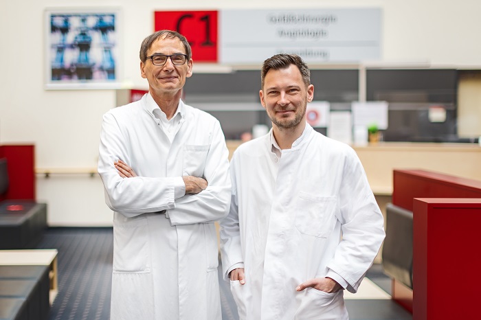 Dr. med. Peter Klein-Weigel (links) und Dr. med. Alexander Meyer (Foto: Thomas Oberländer / Helios Kliniken)