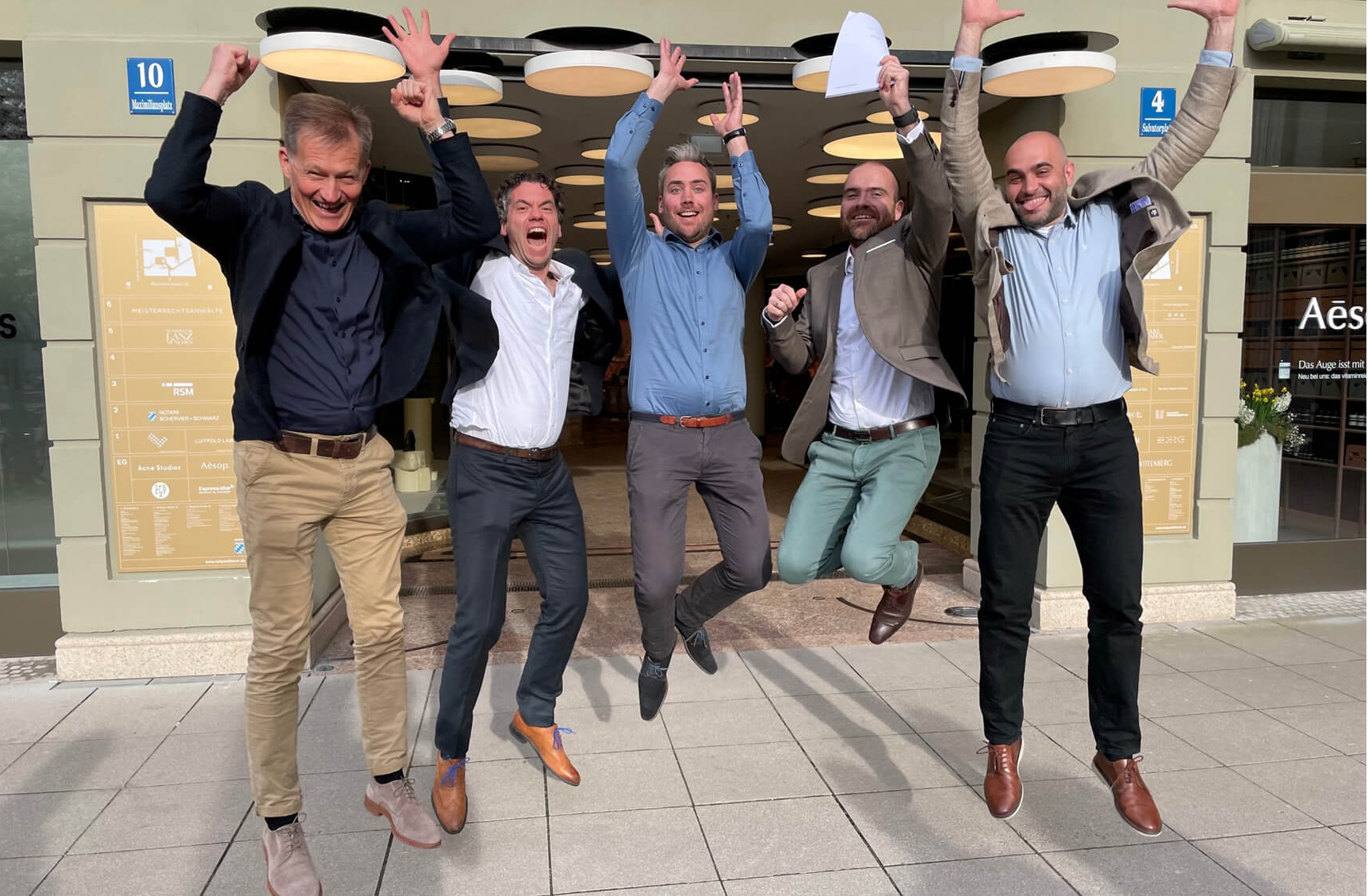 Great relief after the contract was signed: Ingo Lehrke, Christian Hackenberger, Marc-André Kasper, Dominik Schumacher and Jonas Helma-Smets (Foto: Tubulis)