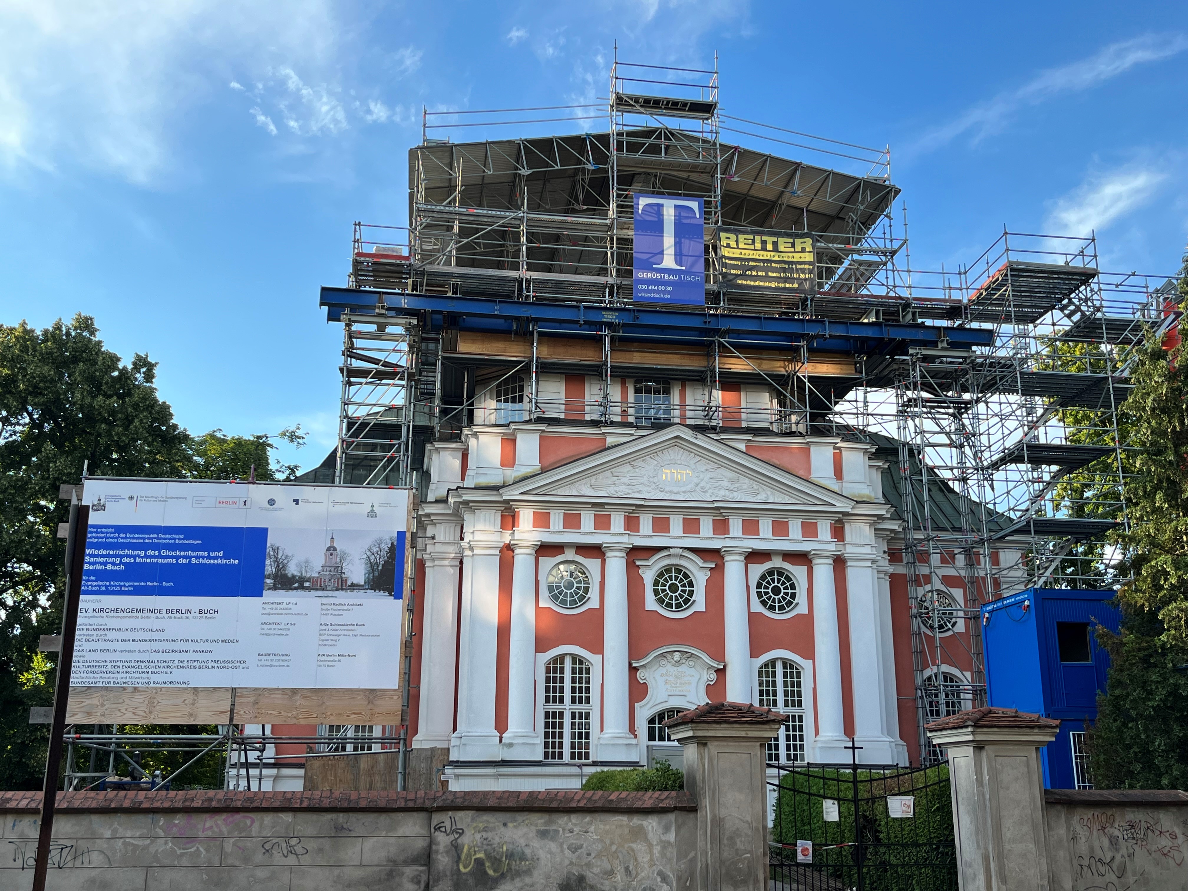 Noch 2023 soll der seit 1943 fehlende Turm der Schlosskirche denkmalgetreu errichtet sein. (Foto: Campus Berlin-Buch GmbH)