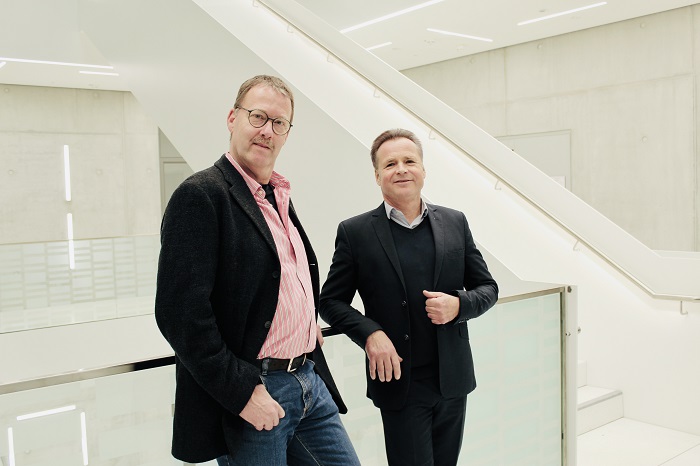 Dr. Uwe Lohmeier, Leiter der Akademie des Gläsernen Labors (li), und Dr. Ulrich Scheller, Geschäftsführer der Campus Berlin-Buch GmbH