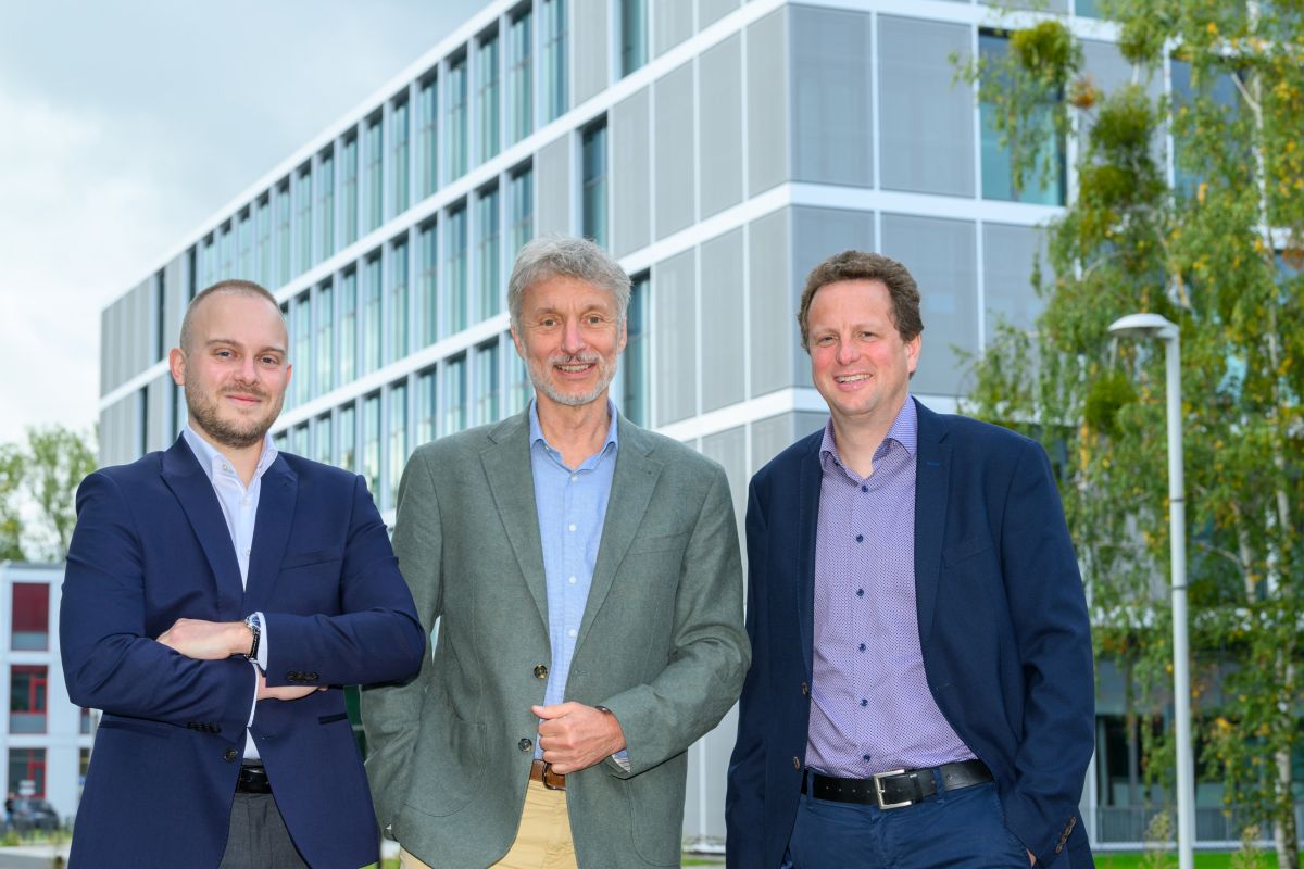 Radoslaw Wesolowski (left), Michael Bader (center) and Dr. Edgar Specker have teamed up to develop a potential therapeutic agent that influences serotonin levels. © Peter Himsel, Campus Berlin-Buch GmbH
