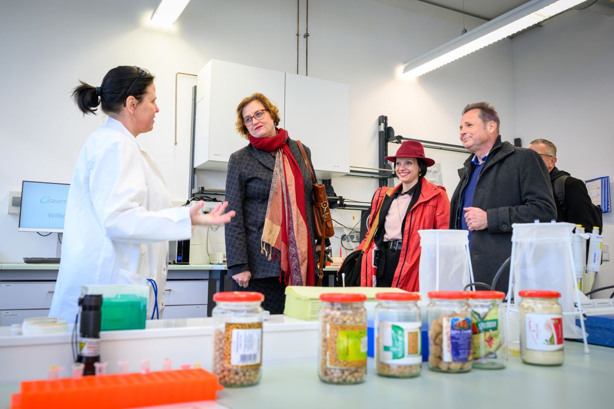 Ulrike Mittmann, Laborleiterin für den Bereich Molekularbiologie im Gläsernen Labor, im Gespräch mit Dr. Ina Czyborra, Berlins Senatorin für Wissenschaft, Gesundheit und Pflege (Foto: Peter Himsel/Campus Berlin-Buch GmbH)