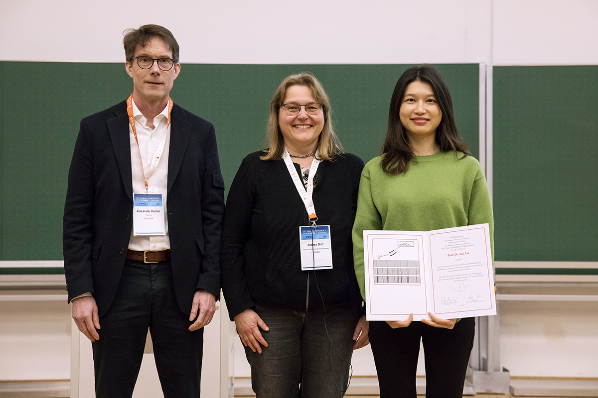Fan Liu (on right side) received the Mattauch-Herzog Sponsorship Award in March 2024, presented by the German Society for Mass Spectrometry (DGMS). © Jürgen Gross
