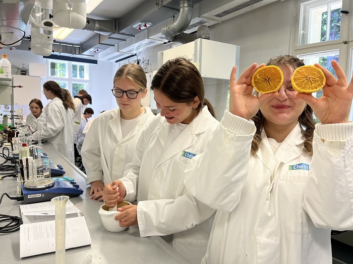 Schüler:innen der Bettina-von-Arnim-Schule beim Besuch im Gläsernen Labor (Foto: Gläsernes Labor)