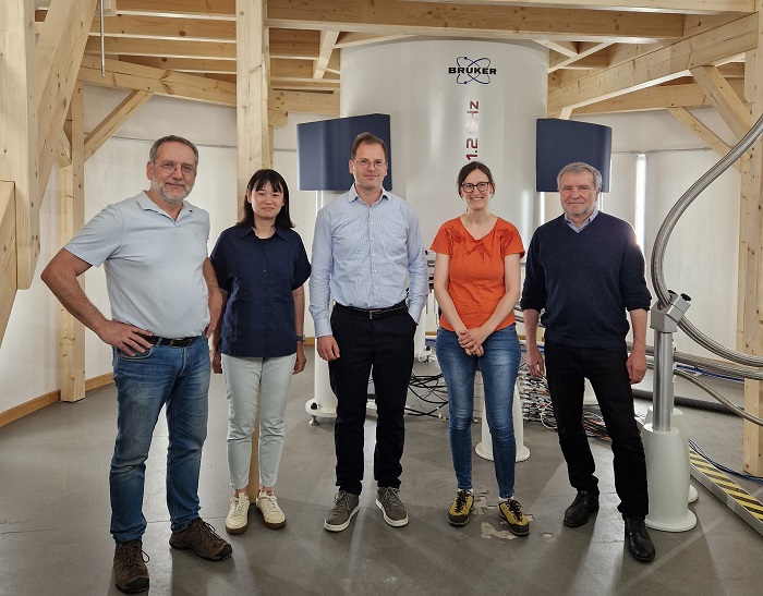 Proudly presenting the new NMR spectrometer at the institute. From left to right: Dr. Peter Schmieder, Prof. Dr. Han Sun, Prof. Dr. Adam Lange, Dr. Sigrid Milles, Prof. Dr. Hartmut Oschkinat. (Foto: Silke Oßwald)