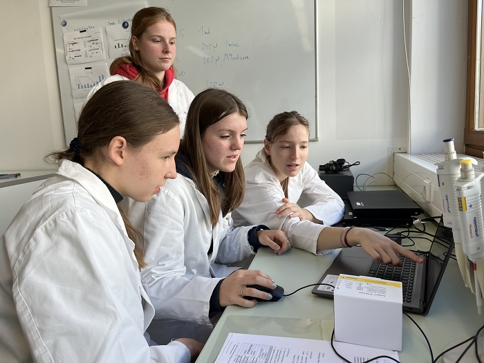 Schülerinnen bei der Auswertung ihre Experiments (Foto: Campus Berlin-Buch GmbH)