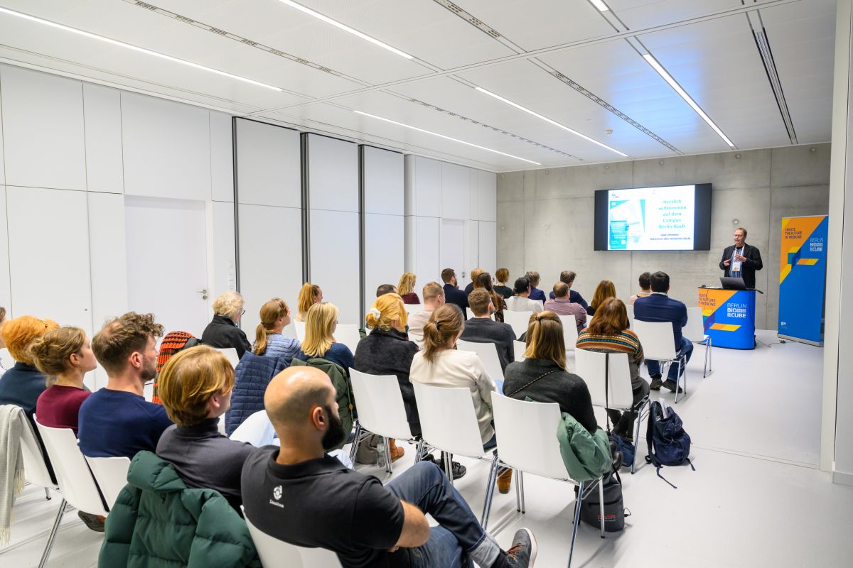 Diskussionsrunde bei der Veranstaltungsreihe "Talk im Cube" (Foto: Peter Himsel/Campus Berlin-Buch GmbH)