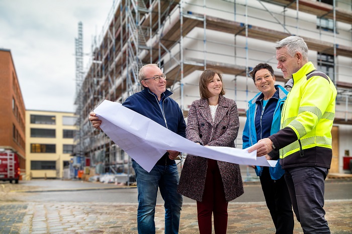 Positive Bilanz für den Klinikerweiterungsbau: Torsten Wegemund, Projektleiter, Carmen Bier, Klinikgeschäftsführerin, Ellen Fiedler, Baucontrolling und Rüdiger Beau, Bauleiter. (Foto: Thomas Oberländer/Helios Kliniken)