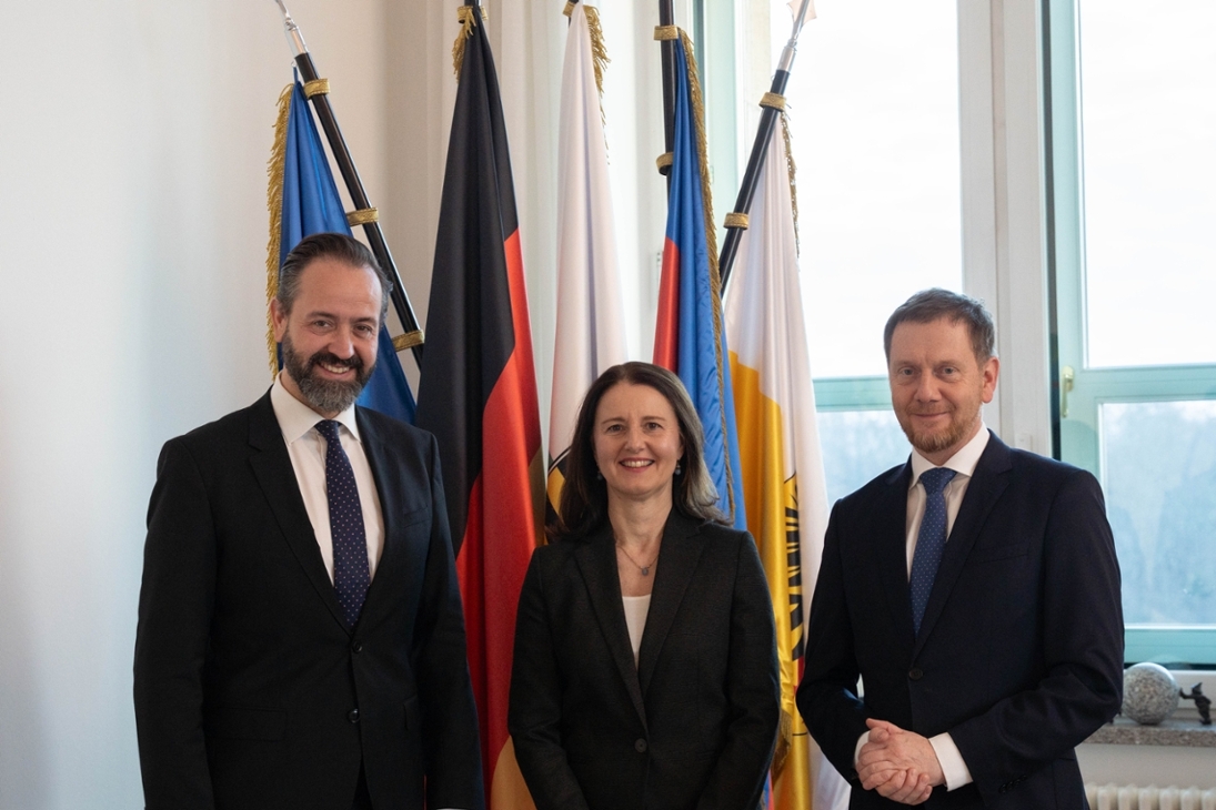 Heike Graßmann mit dem sächsischen Ministerpräsidenten Michael Kretschmer (rechts) und dem sächsischen Staatsminister für Wissenschaft Stefan Gemkow (links). (Foto: Sächsische Staatskanzlei)