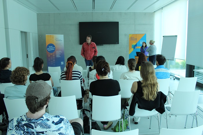 Career Panel with Dr. Uwe Lohmeier, Head of the Berlin BioScience Academy and Trendelina Rrustemi, Senior Scientist at Alithea Biotechnology GmbH (Photo: Campus Berlin-Buch GmbH)