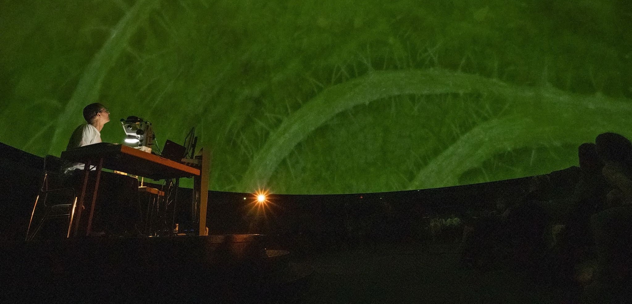 Unsichtbare Welten ganz groß auf der Kuppelleinwand im Planetariumssaal. Foto: Pedro Beccerra, SPB