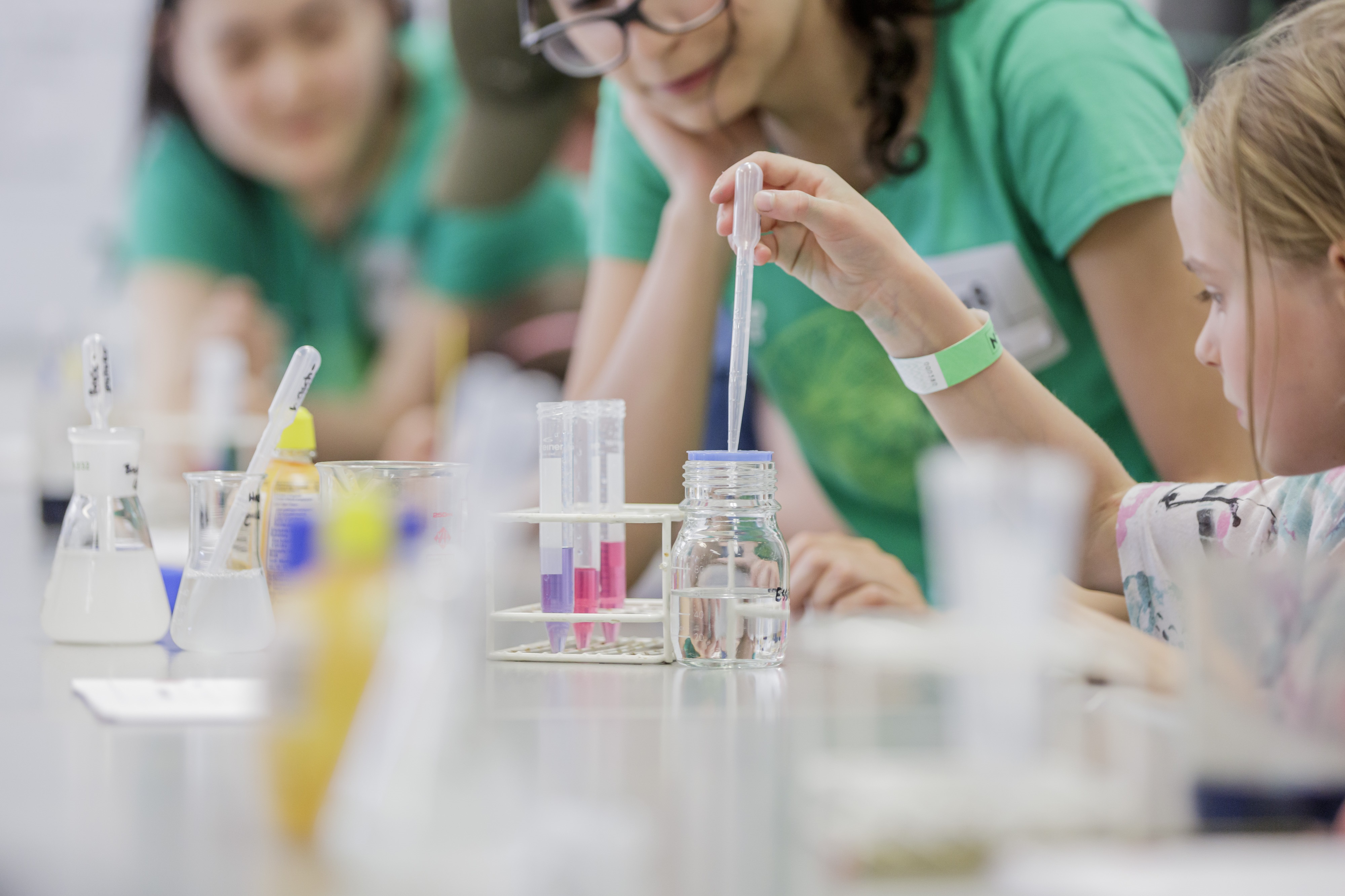 An verschiedenen Stationen sammeln Kinder Stempel für das Forscherdiplom. (Foto: Monique Wüstenhagen/Campus Berlin-Buch GmbH(