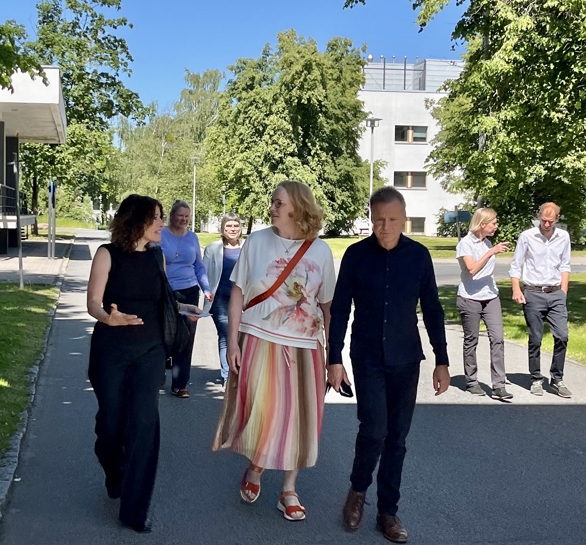 Foto: Führung über den Campus: (v.l.) Spitzenkandidatin Bettina Jarasch, Kirstin Bodensieck und  Dr. Ulrich Scheller (Foto: Campus Berlin-Buch GmbH)