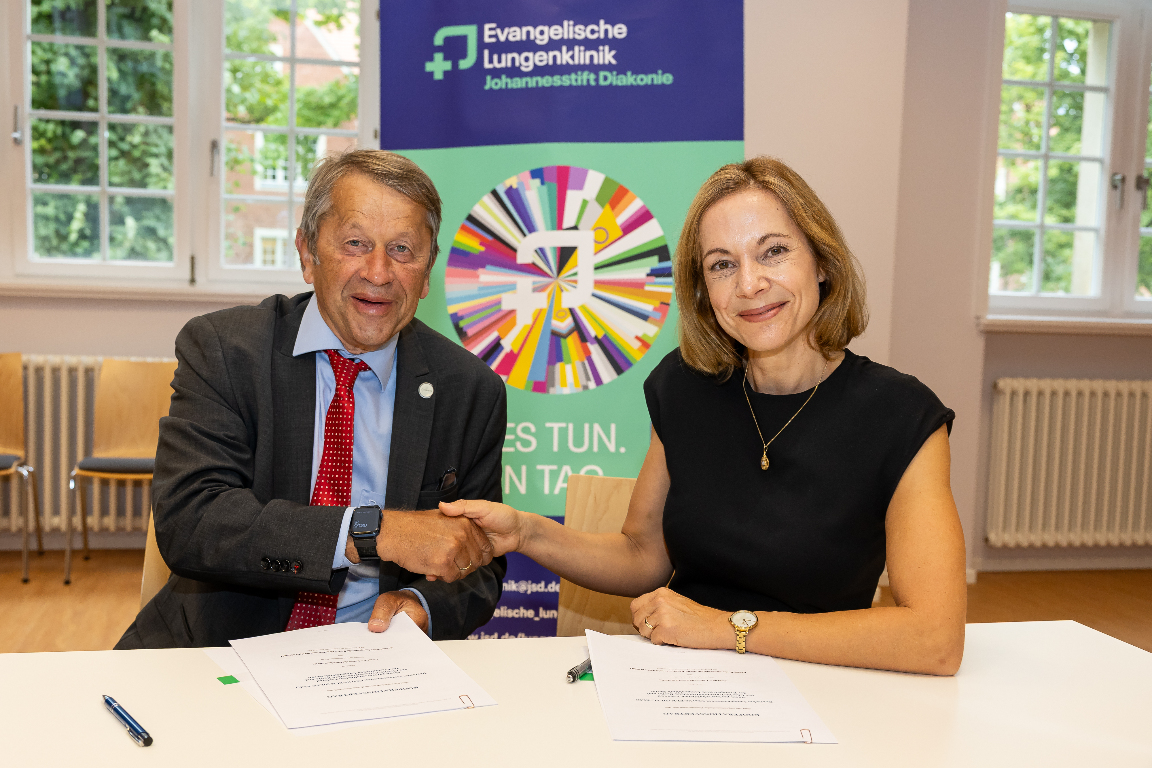 Unterzeichnung Kooperationsvertrag: Prof. Kroemer und Cathleen Biesen. © Johannesstift Diakonie